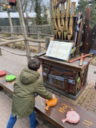 Max and the fart organ at the waiting line at the Max & Moritz attraction at the Anderrijk kingdom