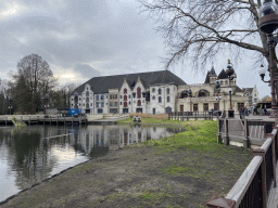 The Aquanura lake at the Fantasierijk kingdom and the Efteling Theatre at the Anderrijk kingdom