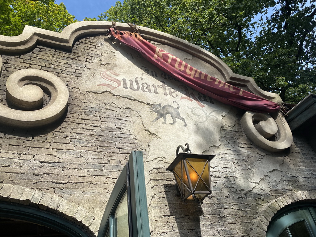 Facade of the In Den Swarte Kat supermarket at the Pirañaplein square at the Anderrijk kingdom