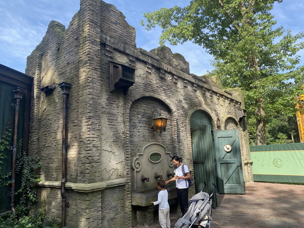 Front of the toilets at the right side of the In Den Swarte Kat supermarket at the Pirañaplein square at the Anderrijk kingdom