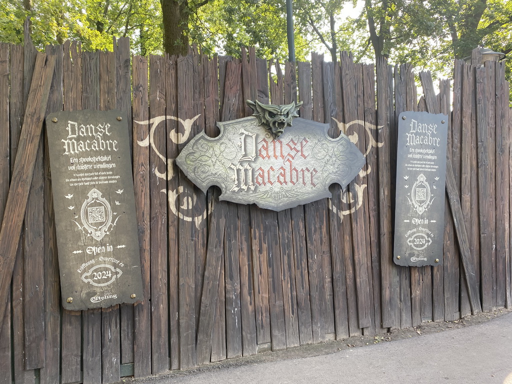 Sign in front of the construction site of the Danse Macabre attraction at the Anderrijk kingdom