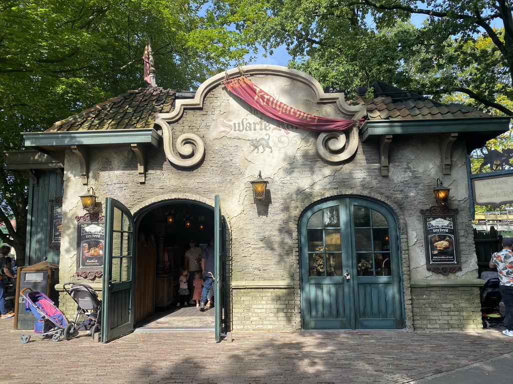 Front of the In Den Swarte Kat supermarket at the Pirañaplein square at the Anderrijk kingdom