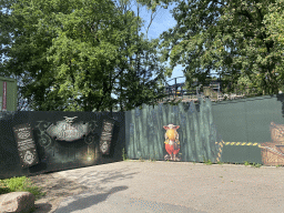 Bouwmeester Big sign in front of the construction site of the Danse Macabre attraction at the Anderrijk kingdom