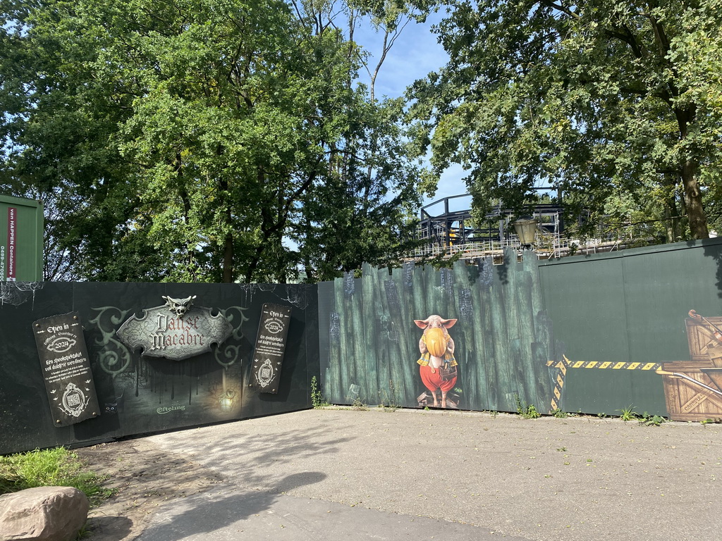 Bouwmeester Big sign in front of the construction site of the Danse Macabre attraction at the Anderrijk kingdom