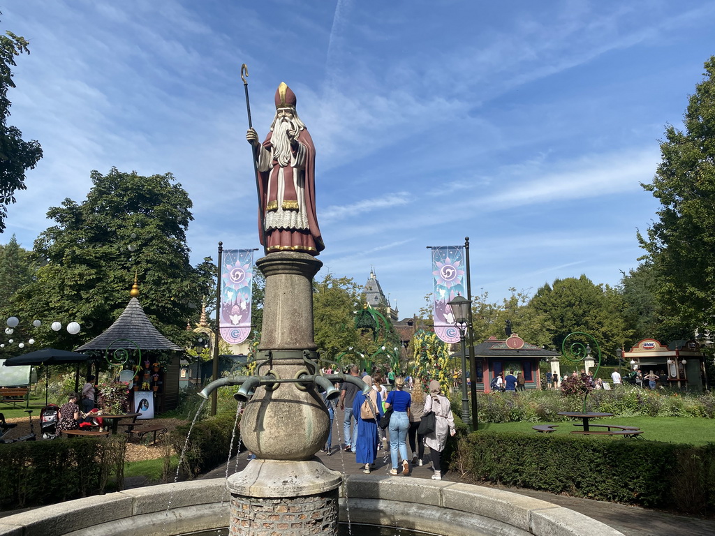 The Sint Nicolaasfontein fountain at the Sint Nicolaasplaets square at the Marerijk kingdom