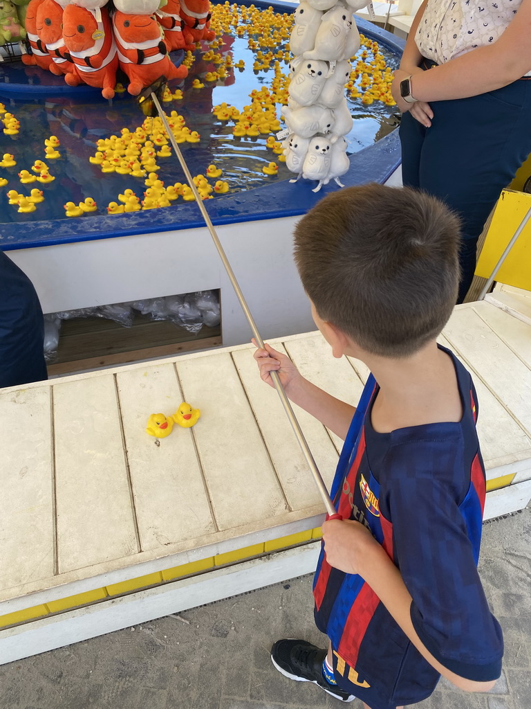 Max at the Duckling Catch attraction at the Summer Beach area at the Reizenrijk kingdom, during the Summer Efteling