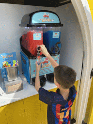 Max getting a slush at the Summer Beach area at the Reizenrijk kingdom, during the Summer Efteling