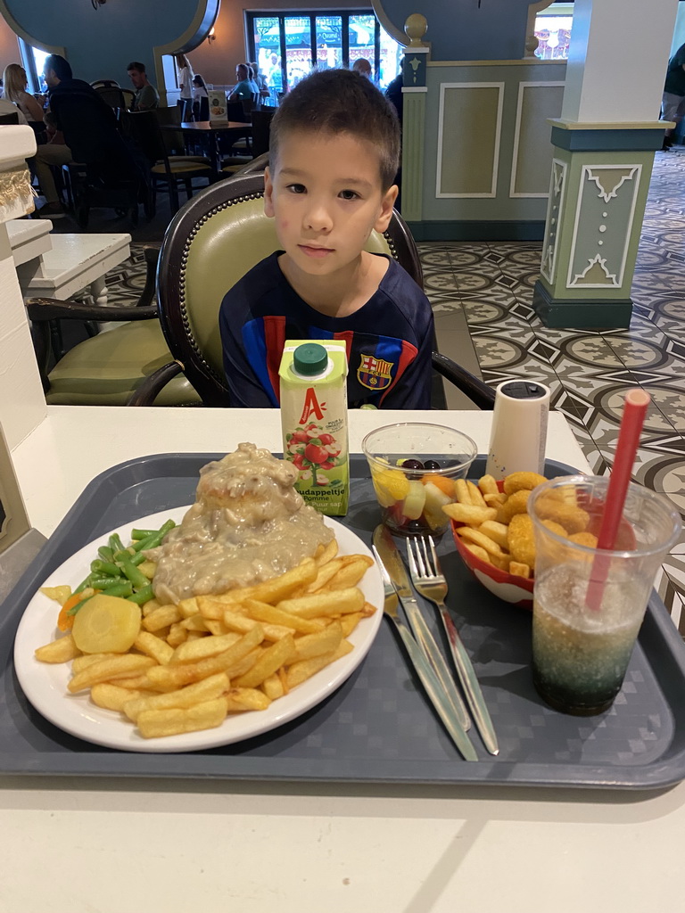 Max having lunch at the Witte Paard restaurant at the Anton Pieck Plein square at the Marerijk kingdom