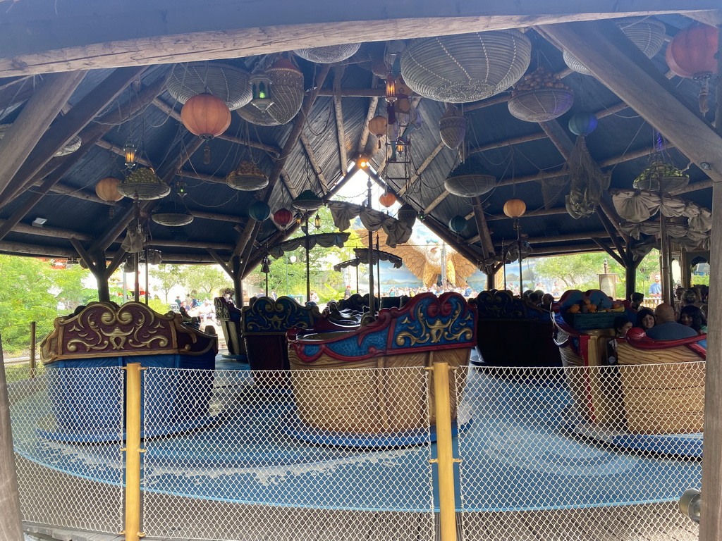 The Sirocco attraction at the Reizenrijk kingdom, viewed from the waiting line