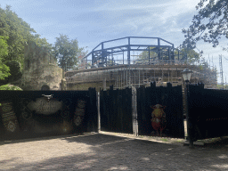 Bouwmeester Big sign in front of the construction site of the Danse Macabre attraction at the Anderrijk kingdom, viewed from the entrance to the Fabula attraction