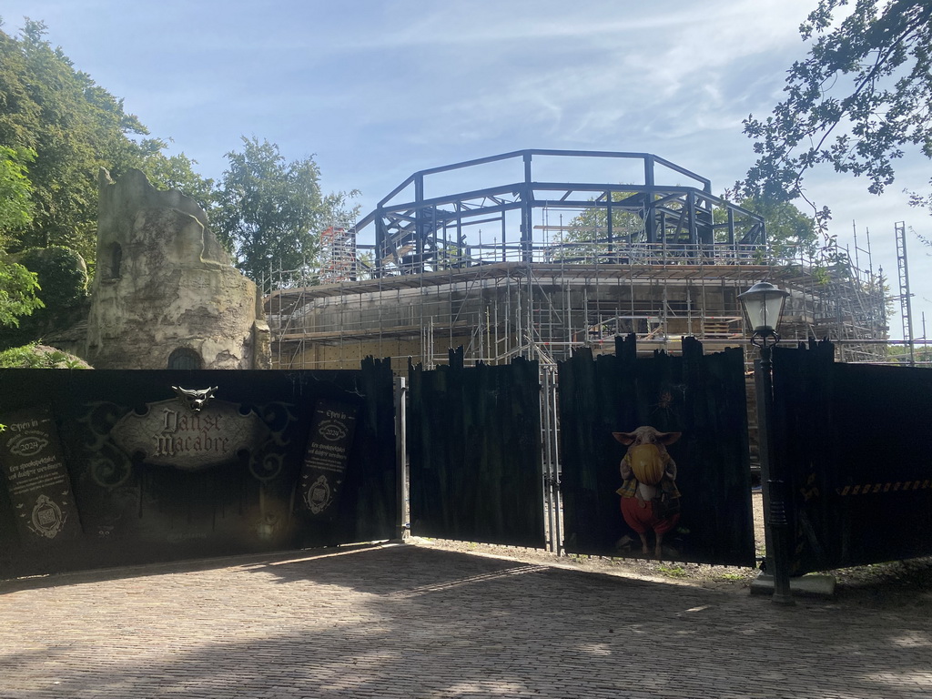 Bouwmeester Big sign in front of the construction site of the Danse Macabre attraction at the Anderrijk kingdom, viewed from the entrance to the Fabula attraction