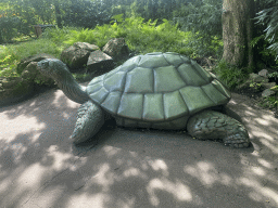 Turtle statue at the waiting line for the Fabula attraction at the Anderrijk kingdom