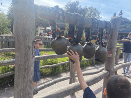 Max with cowbells at the waiting line at the Max & Moritz attraction at the Anderrijk kingdom