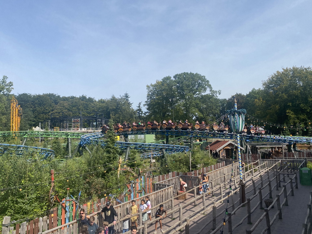 The Max & Moritz attraction and the construction site of the Danse Macabre attraction at the Anderrijk kingdom, viewed from the waiting line