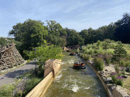 Boats at the Piraña attraction at the Anderrijk kingdom and the Joris en de Draak attraction at the Ruigrijk kingdom, viewed from the east side