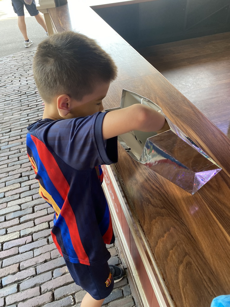 Max with a bag with a plush toy at the Game Gallery attraction at the Reizenrijk kingdom