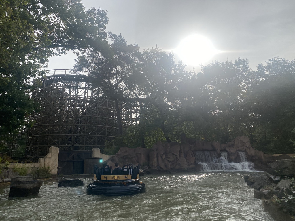 Boat and waterfall at the Piraña attraction at the Anderrijk kingdom and the Joris en de Draak attraction at the Ruigrijk kingdom, viewed from our boat