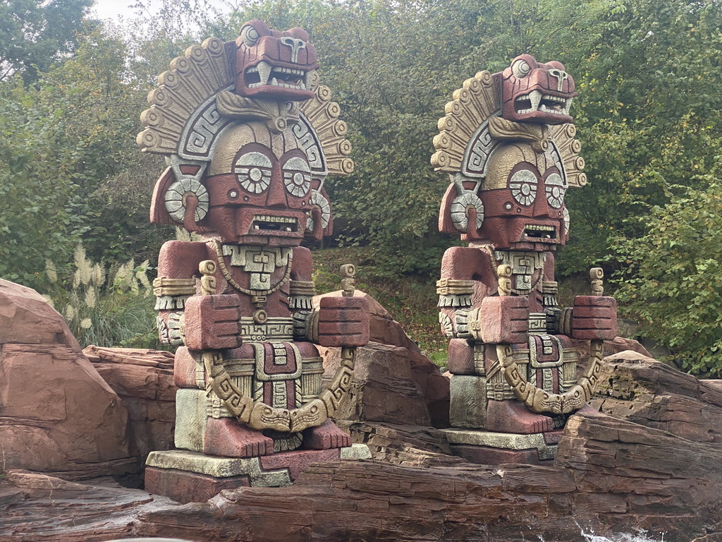 Inca statues at the Piraña attraction at the Anderrijk kingdom, viewed from our boat