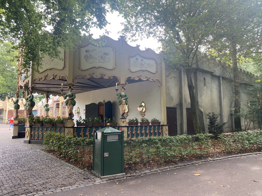 Northwest side of the Stoomcarrousel attraction at the Marerijk kingdom