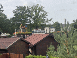 Statues of Max and Moritz on top of the Frau Boltes Küche restaurant at the Anderrijk kingdom, viewed from the staircase from the waiting line to the main building at the Max & Moritz attraction