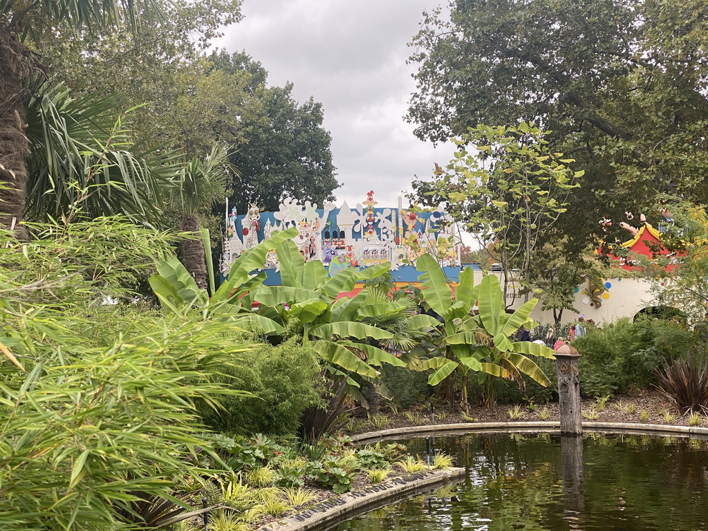 Facades of the Jokies Wereld shop and the Carnaval Festival attraction at the Carnaval Festival Square at the Reizenrijk kingdom, viewed from the waiting line of the Sirocco attraction