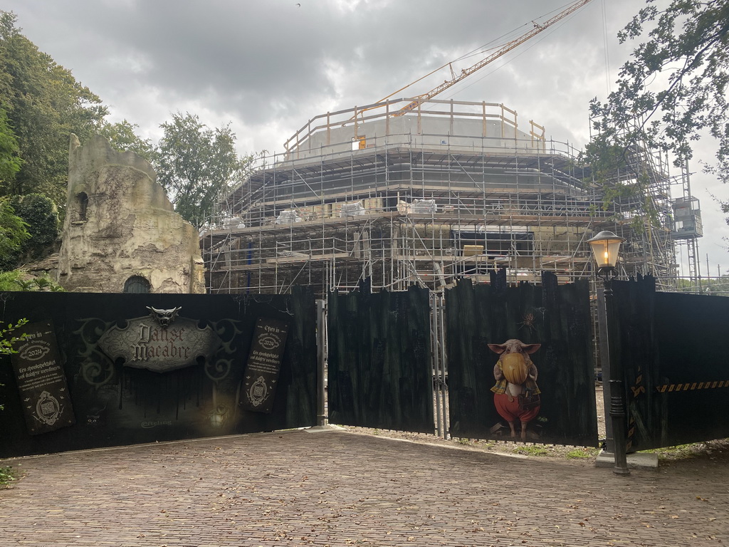 Bouwmeester Big sign in front of the construction site of the Danse Macabre attraction at the Anderrijk kingdom, viewed from the entrance to the Fabula attraction