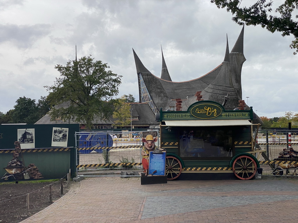 Bouwmeester Big construction house at the Dwarrelplein square, with a view on the back side of the construction site of the Efteling Grand Hotel and the House of the Five Senses, the entrance to the Efteling theme park