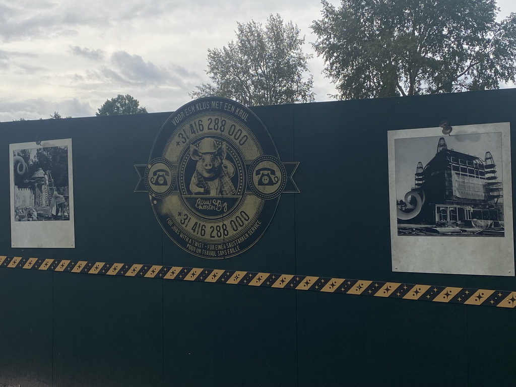 Bouwmeester Big sign in front of the construction site of the Efteling Grand Hotel