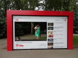 Miaomiao and Max with the Efteling Youtube stand at the Dwarrelplein square