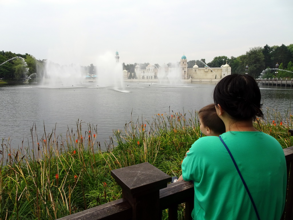 Miaomiao and Max looking at the water show at the Aquanura lake and the Fata Morgana attraction of the Anderrijk kingdom