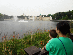 Miaomiao and Max looking at the water show at the Aquanura lake and the Fata Morgana attraction of the Anderrijk kingdom