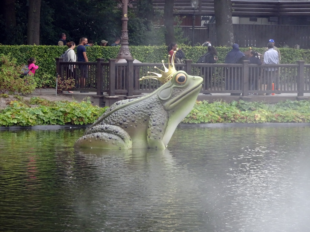 Frog statue at the Aquanura lake at the Anderrijk kingdom