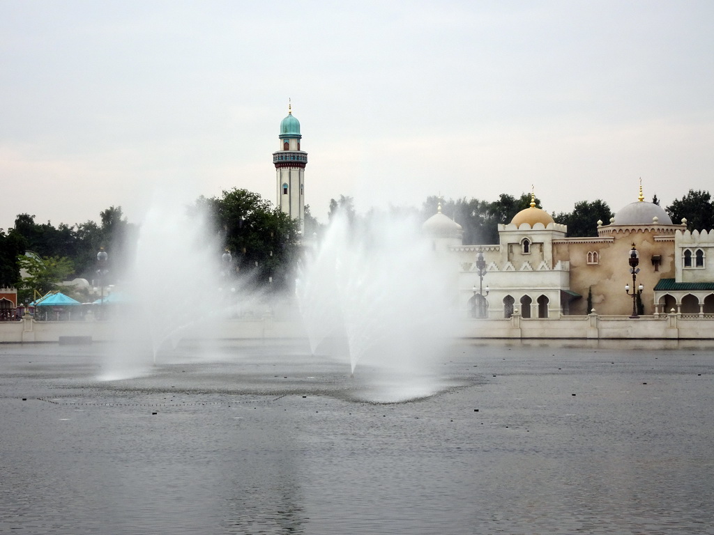 Water show at the Aquanura lake and the Fata Morgana attraction of the Anderrijk kingdom