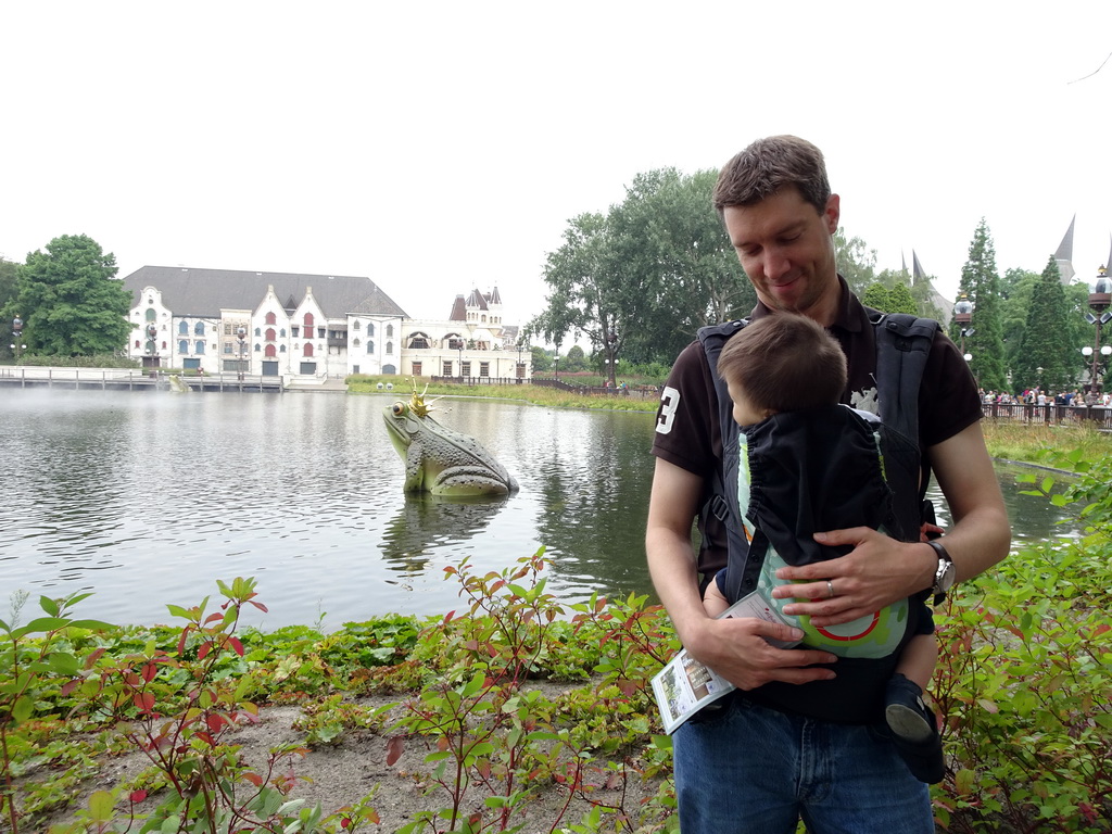 Tim and Max with a frog statue at the Aquanura lake and the Efteling Theatre at the Anderrijk kingdom