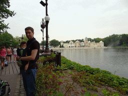 Tim and Max with the Aquanura lake and the Fata Morgana attraction at the Anderrijk kingdom