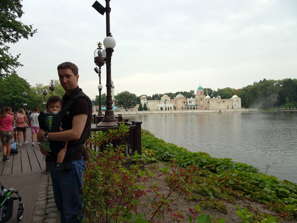 Tim and Max with the Aquanura lake and the Fata Morgana attraction at the Anderrijk kingdom