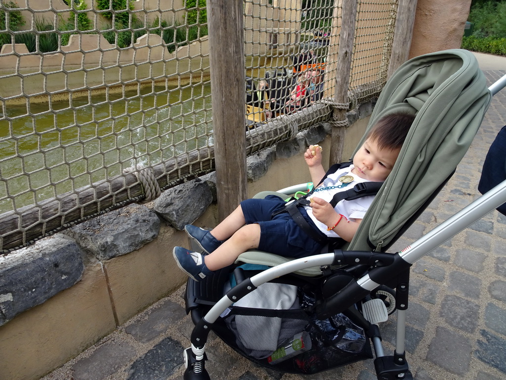 Max in front of the Piraña attraction at the Anderrijk kingdom