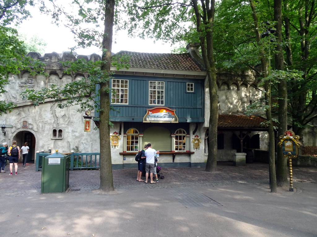 Front of the Witte Walvis shop at the east side of the Spookslot attraction at the Anderrijk kingdom