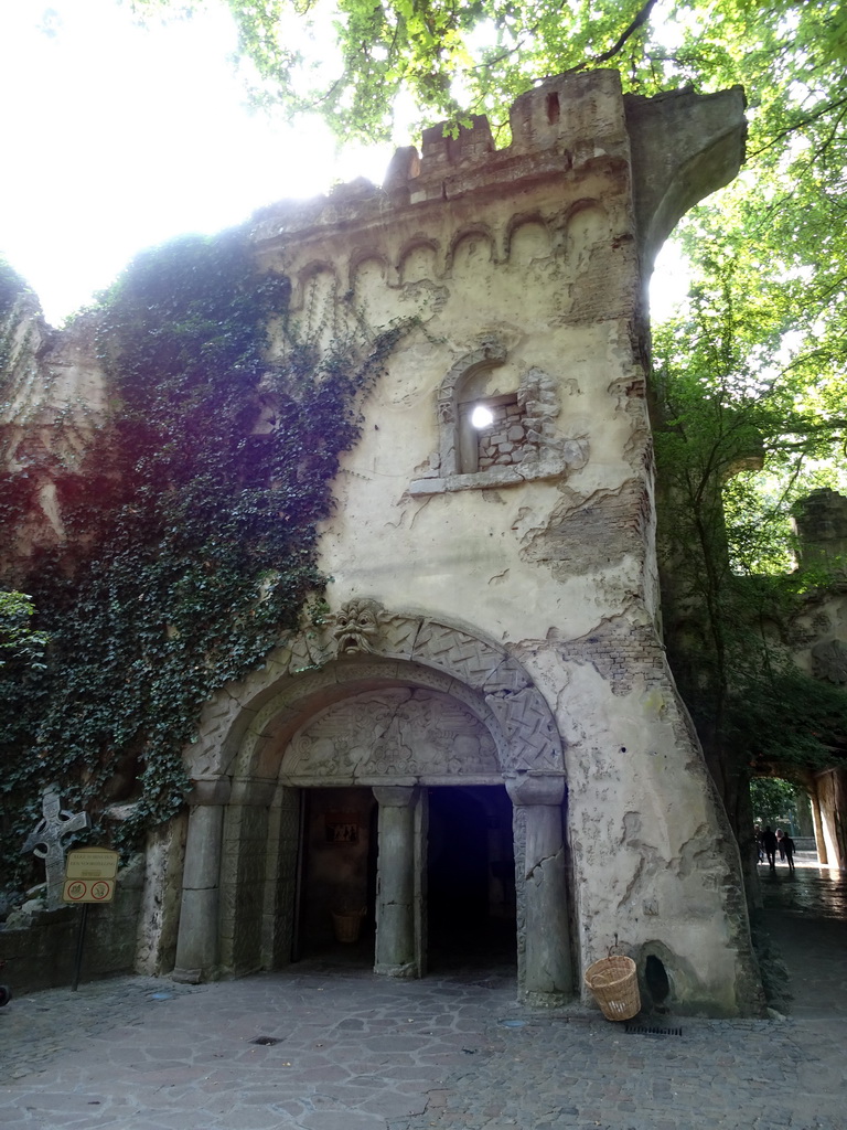 Front of the Spookslot attraction at the Anderrijk kingdom