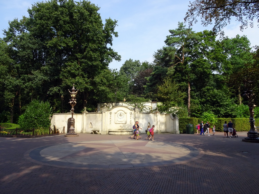 Square at the central road, just west of the Spookslot attraction at the Anderrijk kingdom