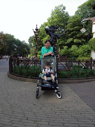 Miaomiao and Max with the statue of Pardoes at the central road