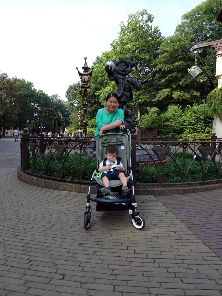 Miaomiao and Max with the statue of Pardoes at the central road