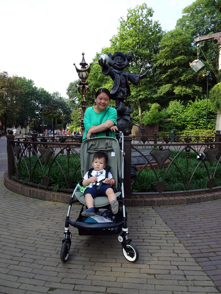 Miaomiao and Max with the statue of Pardoes at the central road