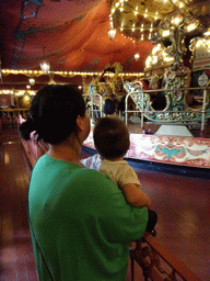 Miaomiao and Max in front of the Stoomcarrousel attraction at the Marerijk kingdom