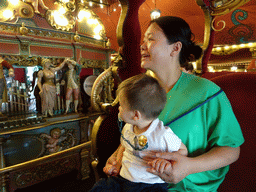 Miaomiao and Max in the Stoomcarrousel attraction at the Marerijk kingdom
