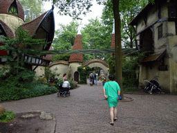 Miaomiao in front of the Lonkhuys and Slakkenhuys buildings of the Laafland attraction at the Marerijk kingdom