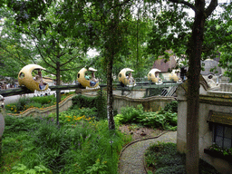 The monorail going into the Slakkenhuys building at the Laafland attraction at the Marerijk kingdom