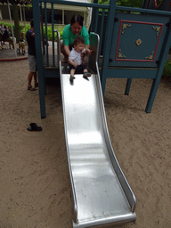 Miaomiao and Max on the slide of the Kindervreugd playground at the Marerijk kingdom