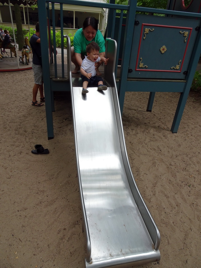 Miaomiao and Max on the slide of the Kindervreugd playground at the Marerijk kingdom