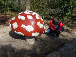 Max with a mushroom statue at the Fairytale Forest at the Marerijk kingdom